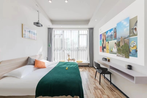 Aktueller Firmenfall über X1-Hotelprojektionssystem: 30% Premium-Zimmerpreise mit 700 ANSI-Lumens und Null-Touch-Betrieb